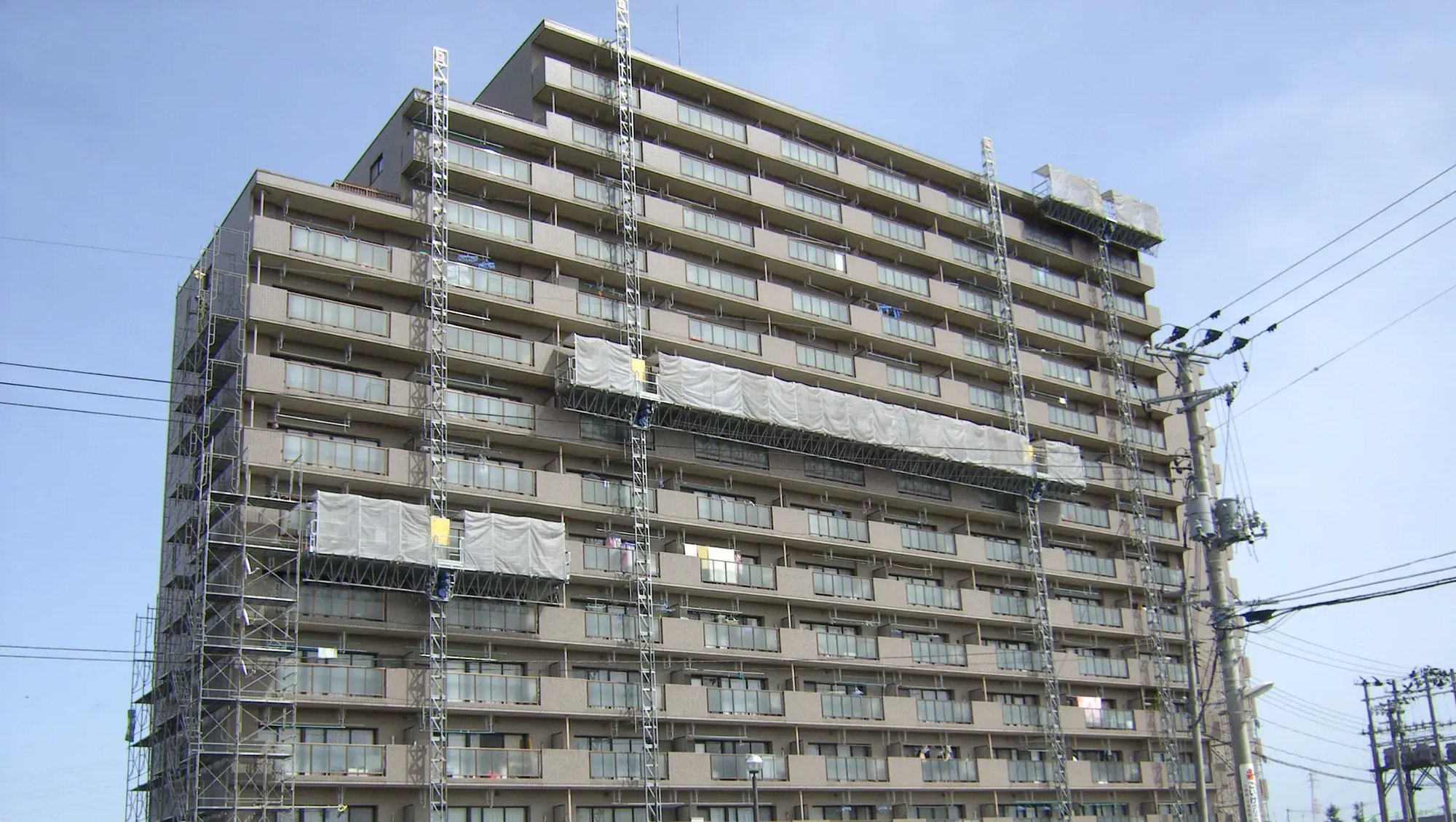マンションにリフトクライマーが設置されている写真